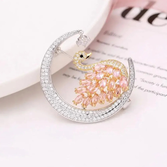 VQ Swan Brooch - Picture 2 of 4